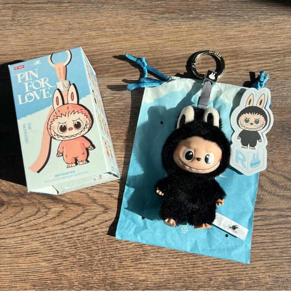 Letter R - THE MONSTERS Pin for Love Series-Vinyl Plush Pendant Blind Box (N-Z) - Picture 5 of 9